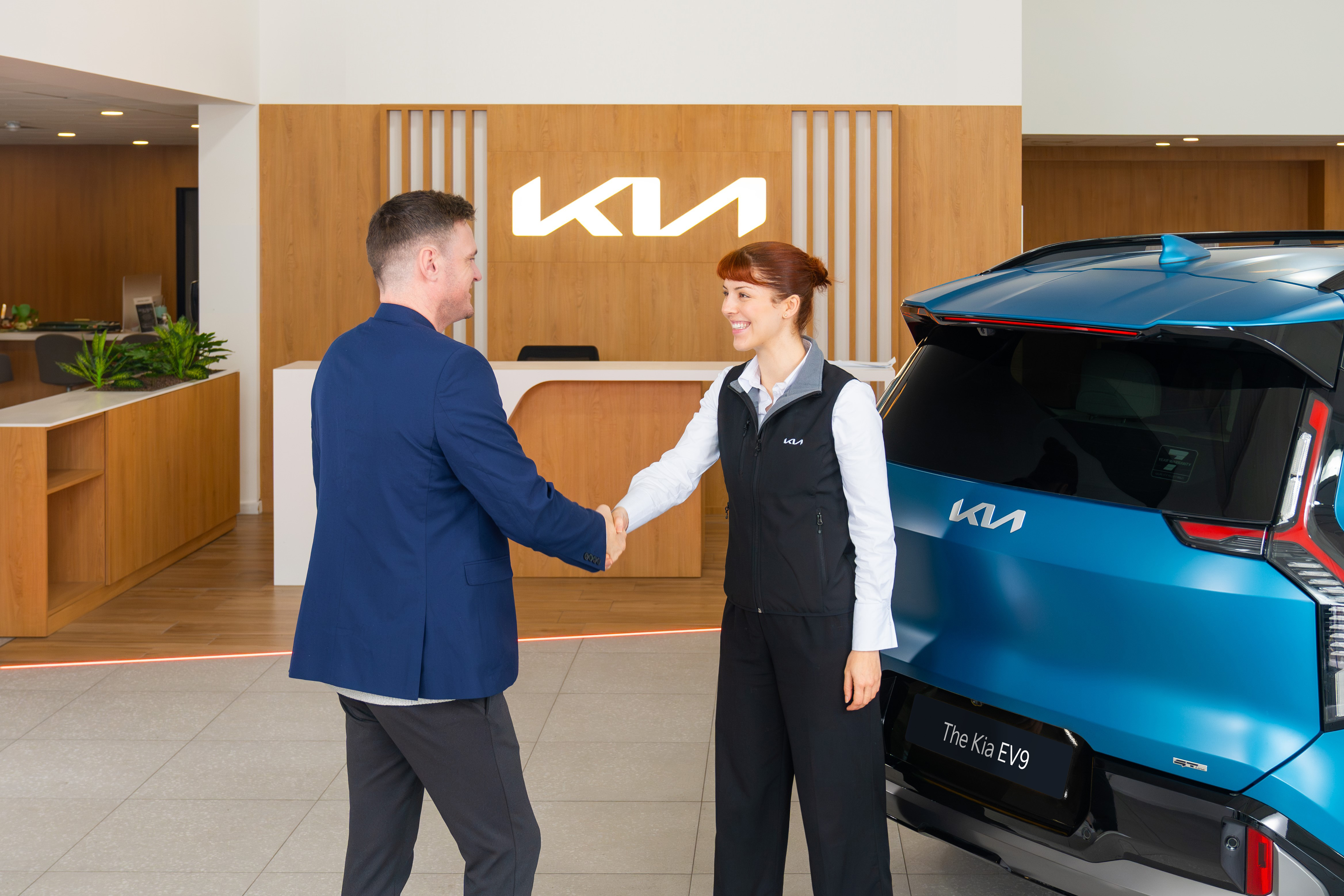 Customer handshake dealer EV9