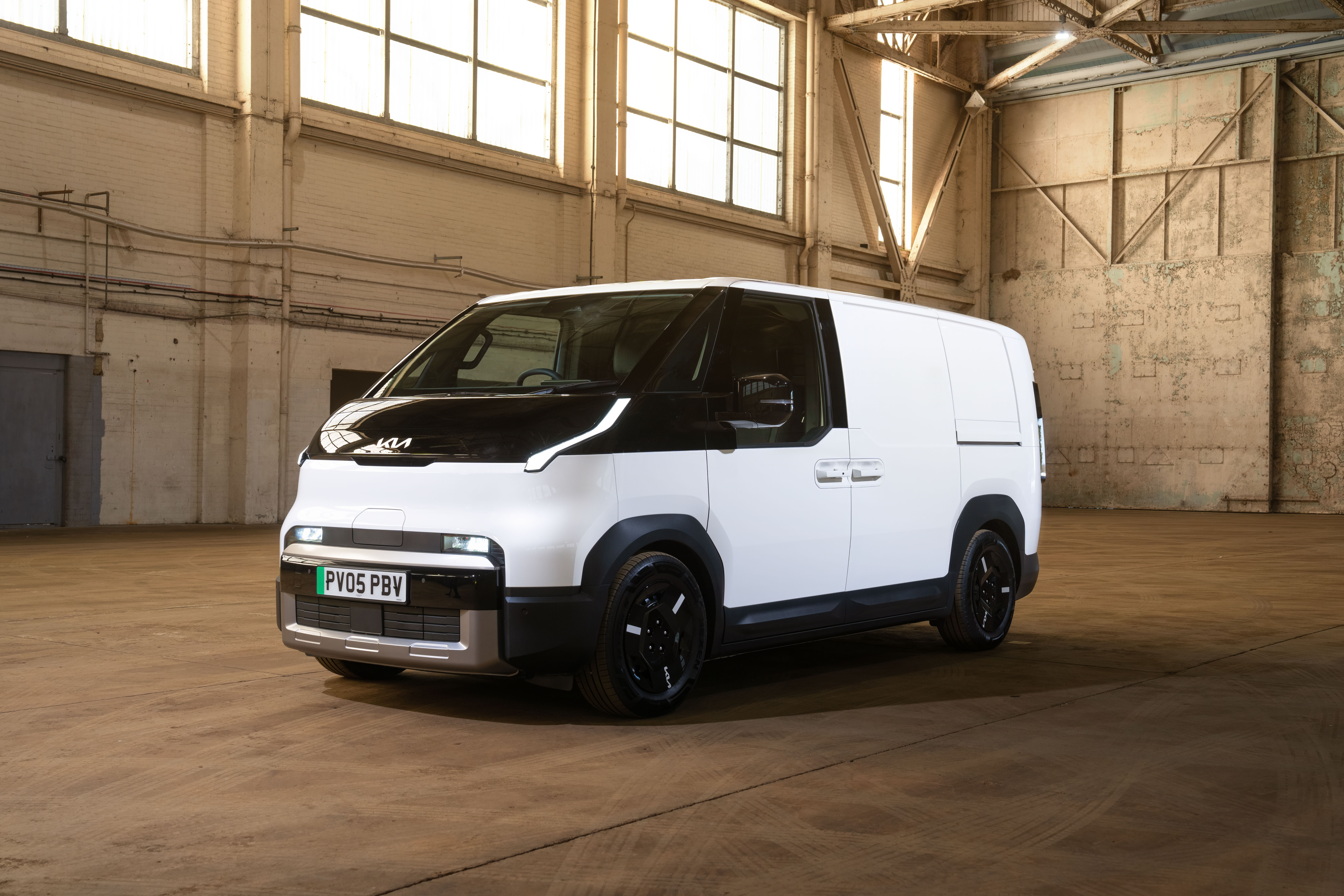 Kia PV5 Cargo L2/H1 ‘Plus’ 71.2kWh 4dr – Clear White