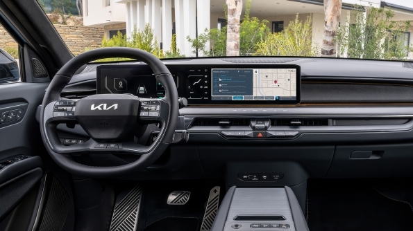Kia adds 4screen to its cars enabling drivers access location-based services